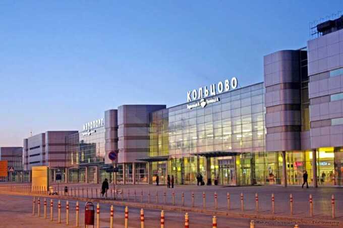Отравление в аэропорту: пара из Екатеринбурга госпитализирована после еды в бизнес-зале