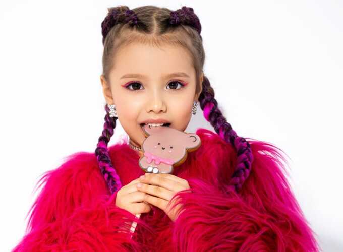 Отец 6-летней блогерши подаёт заявление в полицию на продюсеров из-за неудачного хита