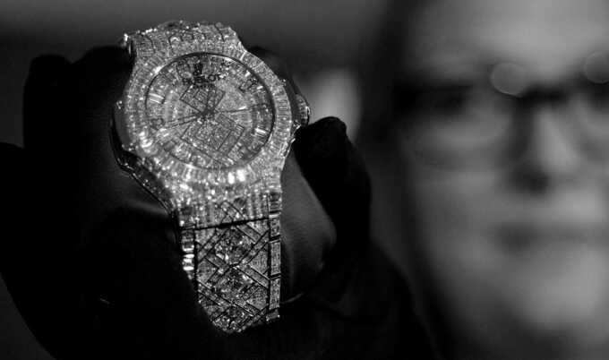 Китаец попытался провезти в Москву золотые часы HUBLOT за 3,5 миллиона рублей