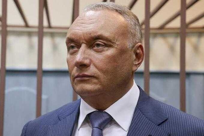 Савельев прячется от преследования за контрактом с Минобороны