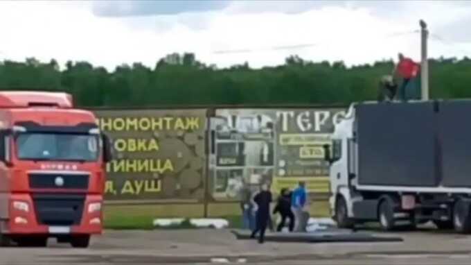 Очевидцы пытались помешать взлету дронов с грузовиков